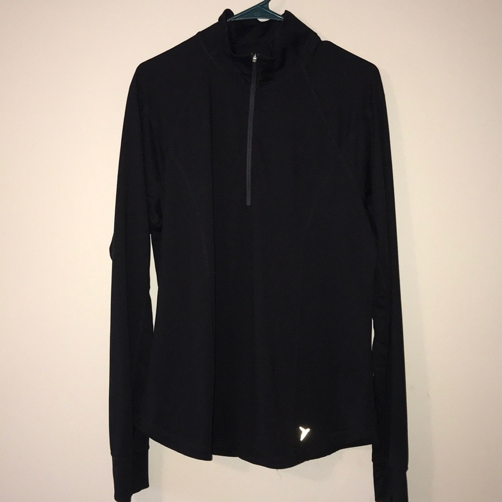 Woman’s Old Navy active 1/4 zip pull over-Black